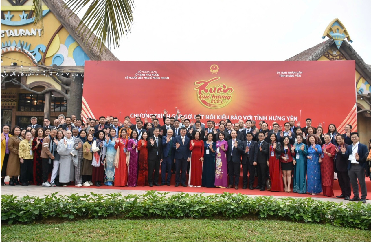 Đoàn tham dự chương trình gặp gỡ, kết nối kiều bào với tỉnh Hưng Yên.