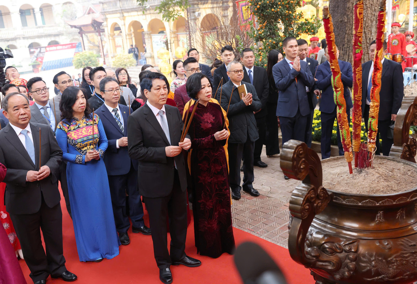 Chủ tịch nước Lương Cường và Phu nhân, đại diện lãnh đạo các ban, bộ, ngành Trung ương, TP. Hà Nội cùng Đoàn kiều bào dâng hương tại Điện Kính Thiên. (Ảnh: Nhật Minh) Chủ tịch nước Lương Cường và Phu nhân, đại diện lãnh đạo các ban, bộ, ngành Trung ương, TP. Hà Nội cùng Đoàn kiều bào dâng hương tại Điện Kính Thiên. (Ảnh: Nhật Minh)