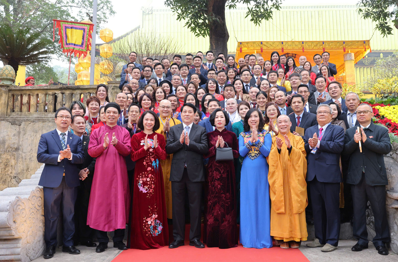 Chủ tịch nước Lương Cường và Phu nhân chụp ảnh cùng các kiều bào tại Điện Kính Thiên. (Ảnh: L.A) Chủ tịch nước Lương Cường và Phu nhân chụp ảnh cùng các kiều bào tại Điện Kính Thiên. (Ảnh: L.A)