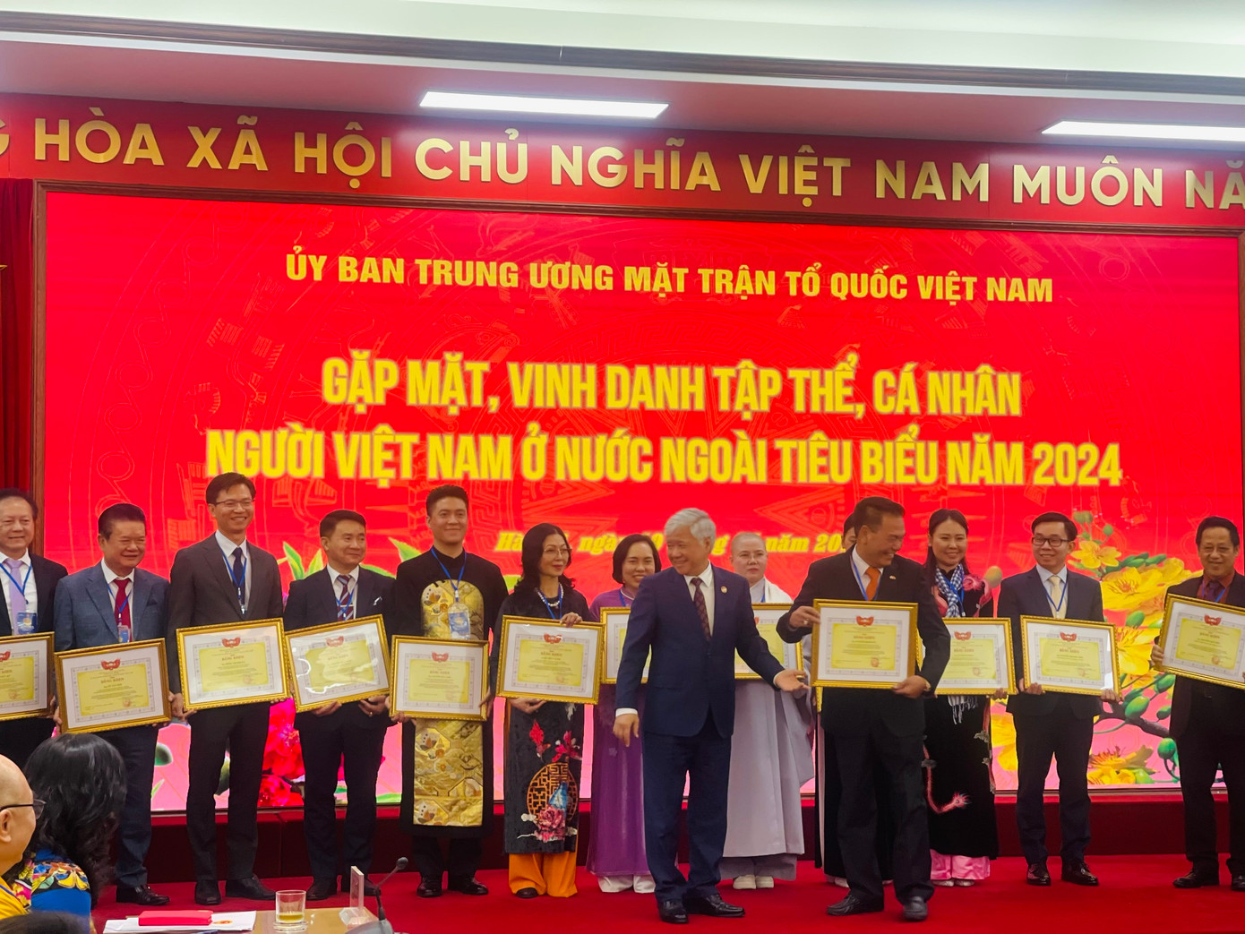Chủ tịch Ủy ban Trung ương Mặt trận Tổ quốc Việt Nam Đỗ Văn Chiến tặng Bằng khen các tập thể, cá nhân kiều bào tiêu biểu dự Xuân Quê hương 2025.