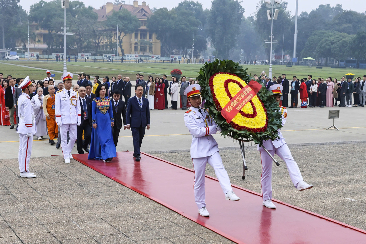 Đoàn kiều bào vào Lăng viếng Chủ tịch Hồ Chí Minh. (Ảnh:L.A) Đoàn kiều bào vào Lăng viếng Chủ tịch Hồ Chí Minh. (Ảnh:L.A)