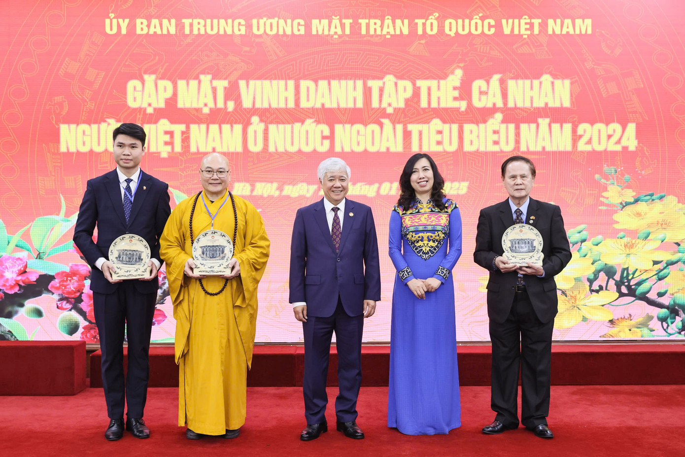 Trung ương Mặt trận Tổ quốc Việt Nam tặng quà lưu niệm cho các kiều bào tiêu biểu.