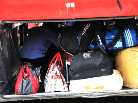 Việc gửi những tài sản có giá trị lớn như tiền bạc, các loại hàng hóa nhỏ nhưng giá trị lớn bằng xe khách thường rất nguy hiểm. Ảnh minh họa của Tuấn Nguyễn