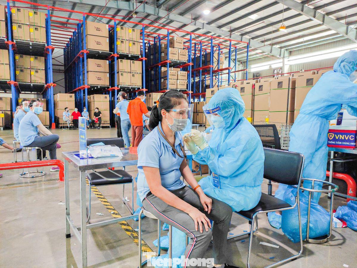 Bình Dương tiêm vắc xin cho công nhân 3 tại chỗ tránh gãy chuỗi sản xuất Bình Dương tiêm vắc xin cho công nhân 3 tại chỗ tránh gãy chuỗi sản xuất