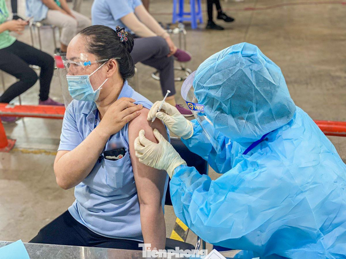 Công nhân Công ty TNHH Motomotion Việt Nam (KCN Mỹ Phước 3, Bình Dương) được tiêm vắc xin phòng COVID-19 Công nhân Công ty TNHH Motomotion Việt Nam (KCN Mỹ Phước 3, Bình Dương) được tiêm vắc xin phòng COVID-19