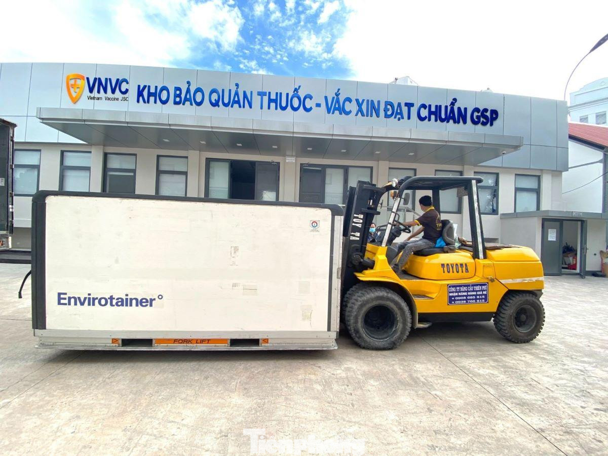 Vắc xin được chuyển từ nước ngoài về kho của VNVC Vắc xin được chuyển từ nước ngoài về kho của VNVC