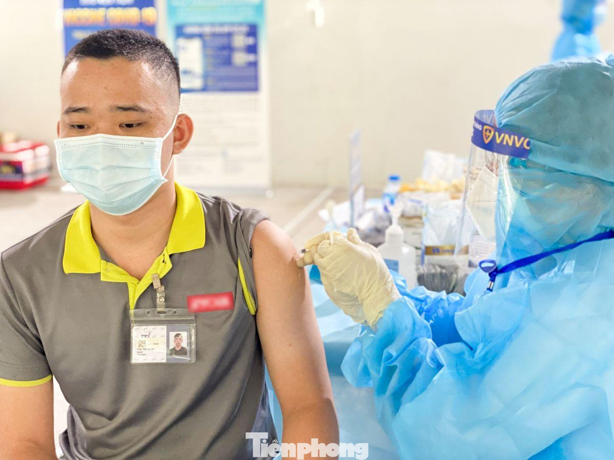 Công nhân tại Công ty TNHH Techtronic Industries Việt Nam Manufacturing (KCN Mỹ Phước, Bình Dương) được tiêm vắc xin phòng COVID-19 Công nhân tại Công ty TNHH Techtronic Industries Việt Nam Manufacturing (KCN Mỹ Phước, Bình Dương) được tiêm vắc xin phòng COVID-19