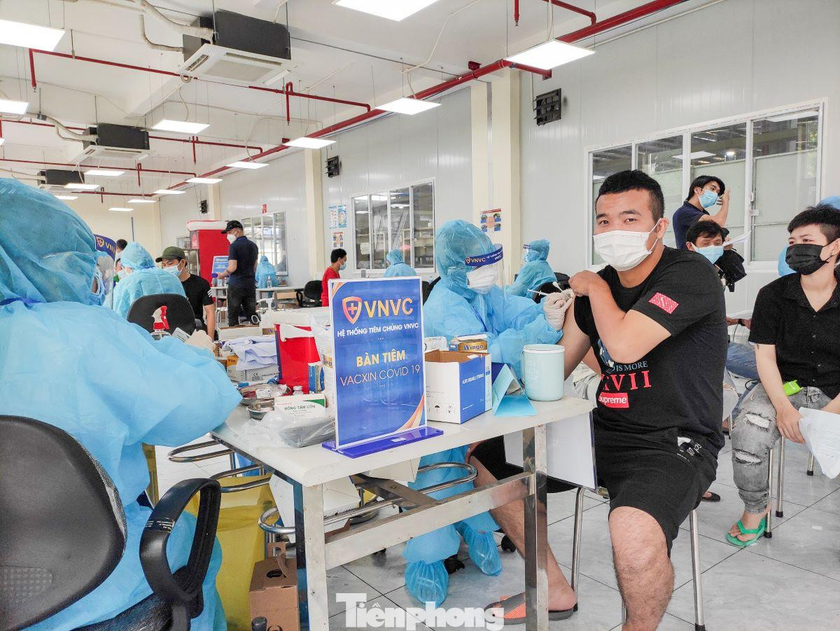 Công nhân làm việc tại công ty "3 tại chỗ" KCN VSIP được tiêm vắc xin phòng COVID-19 Công nhân làm việc tại công ty "3 tại chỗ" KCN VSIP được tiêm vắc xin phòng COVID-19