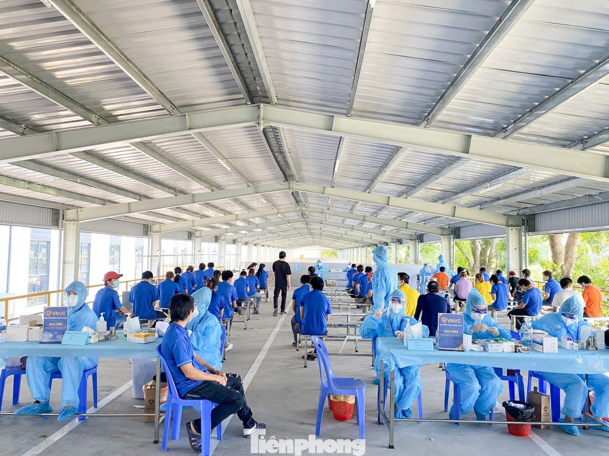 Công nhân Công ty TNHH đồ gỗ Hang Lam Việt Nam (Bình Dương) được tiêm vắc xin phòng COVID-19 Công nhân Công ty TNHH đồ gỗ Hang Lam Việt Nam (Bình Dương) được tiêm vắc xin phòng COVID-19