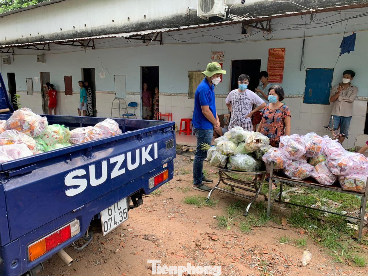 Công nhân ở trọ được hỗ trợ tiền và nhu yếu phẩm Công nhân ở trọ được hỗ trợ tiền và nhu yếu phẩm