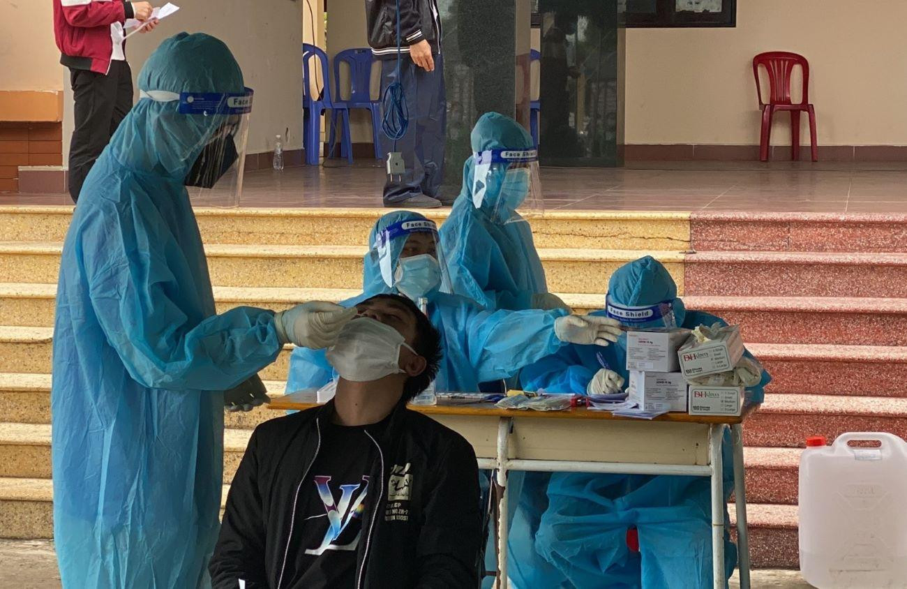 Người về quê tự phát được xét nghiệm trước khi trở lại nơi xuất phát