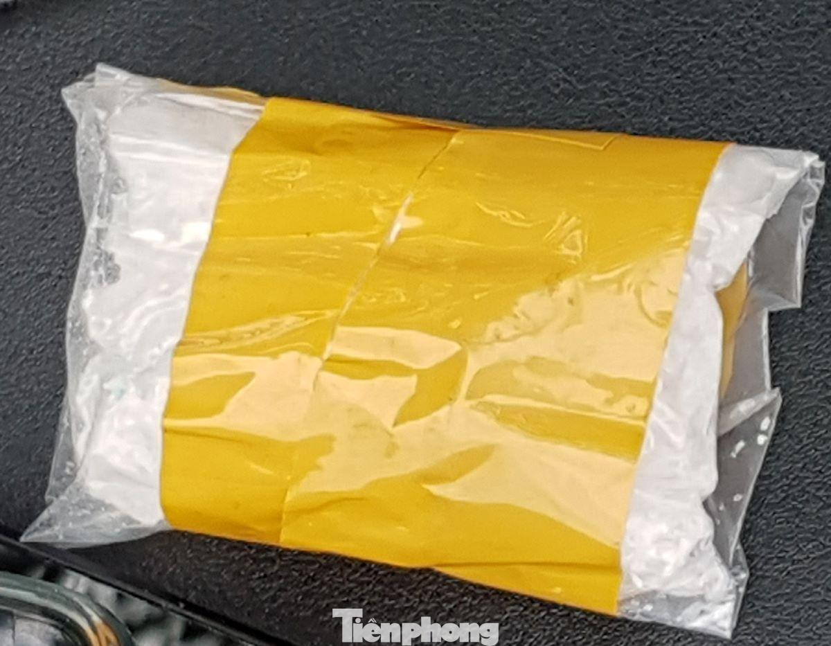 Bịch hàng chứa tinh thể màu trắng nghi ma túy Bịch hàng chứa tinh thể màu trắng nghi ma túy