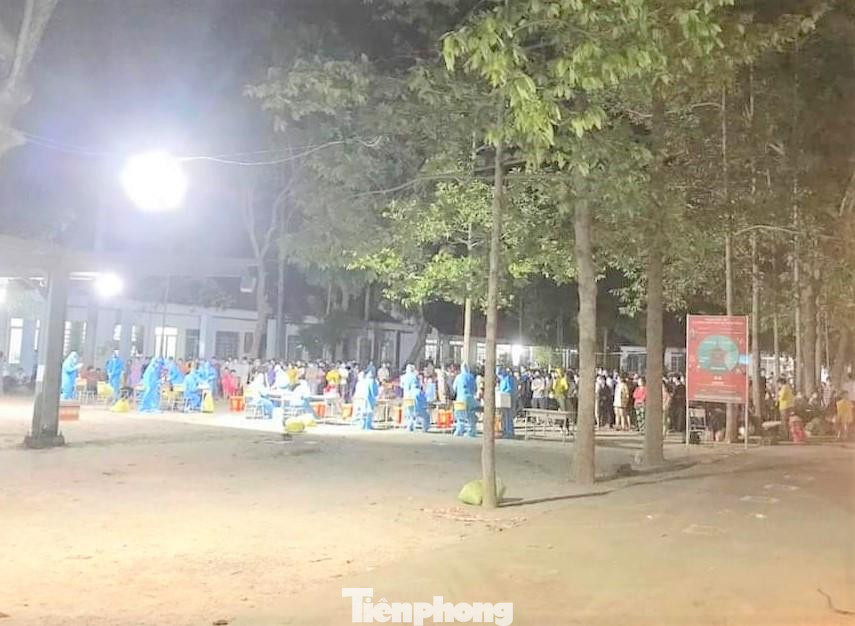 Lực lượng chức năng xét nghiệm diện rộng cả ngày lẫn đêm và phát hiện nhiều người dương tính
