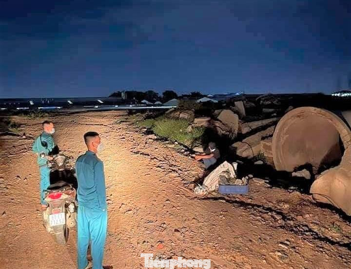 Lực lượng chức năng đi tuần tra phát hiện nhóm người sống dưới ống cống Lực lượng chức năng đi tuần tra phát hiện nhóm người sống dưới ống cống