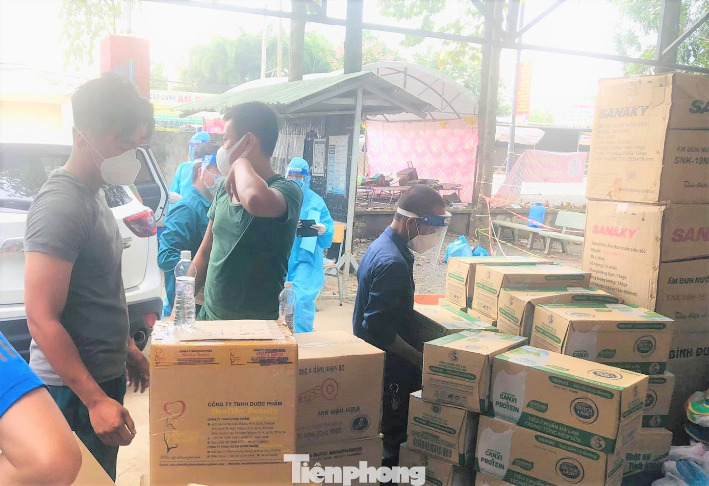 Nhu yếu phẩm được mang đến trường học cho các F0