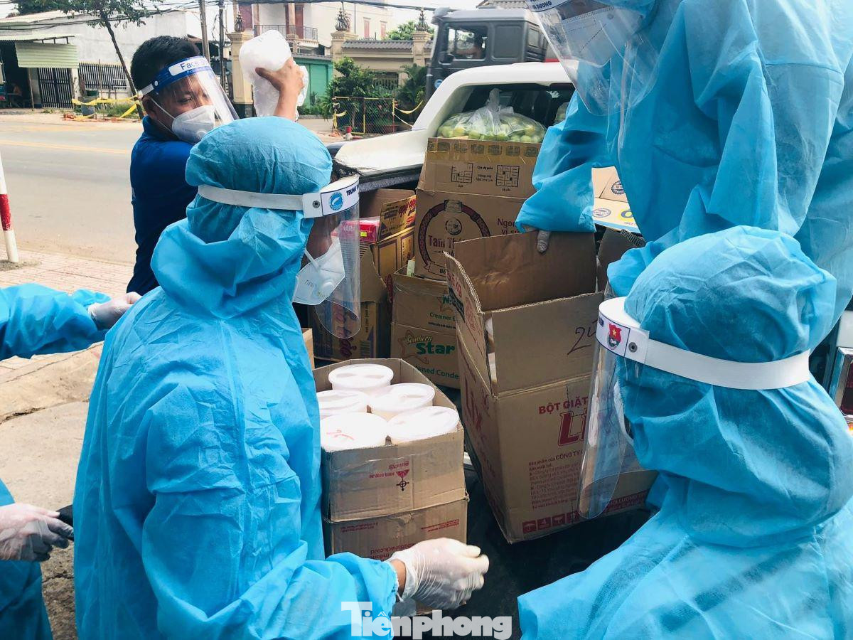 Thanh niên Bình Dương mang thuốc và nhu yếu phẩm đến 2 trường học cho F0 đang cách ly