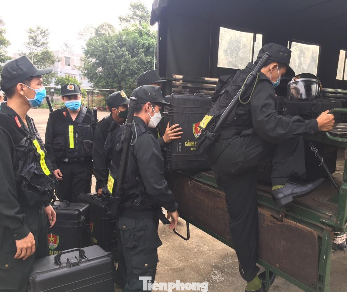 Trước khi đi làm nhiệm vụ, lực lượng chi viện đóng quân tại tỉnh Quảng Nam. Sau khi trang bị đầy đủ công cụ hỗ trợ, 250 cảnh sát đã hành quân ngay trong đêm, vượt hơn 1.000 km và đến Bình Dương trong hôm nay.