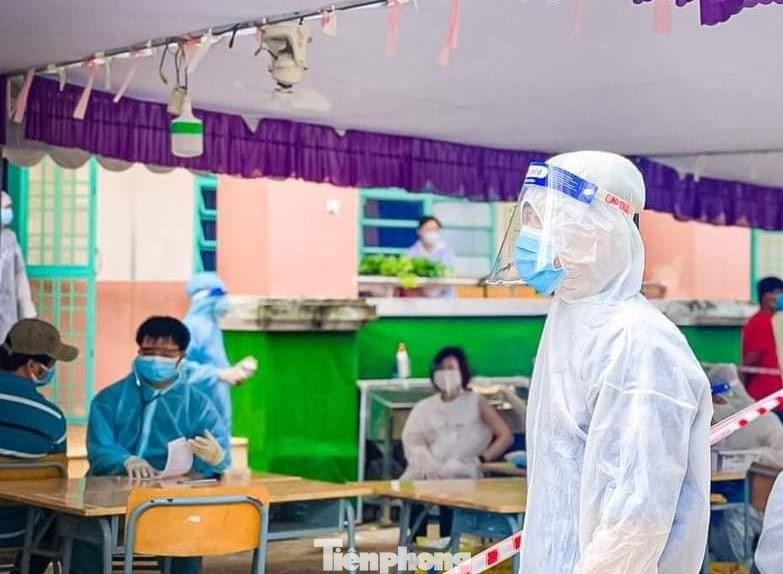 Bác sĩ Kha phục vụ công tác xét nghiệm ở phường Mỹ Phước, TX Bến Cát