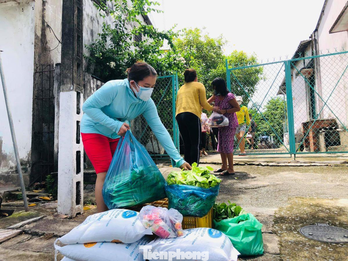 Trong thời gian áp dụng "đông cứng, khóa chặt" người dân được cung cấp lương thực tận nhà Trong thời gian áp dụng "đông cứng, khóa chặt" người dân được cung cấp lương thực tận nhà