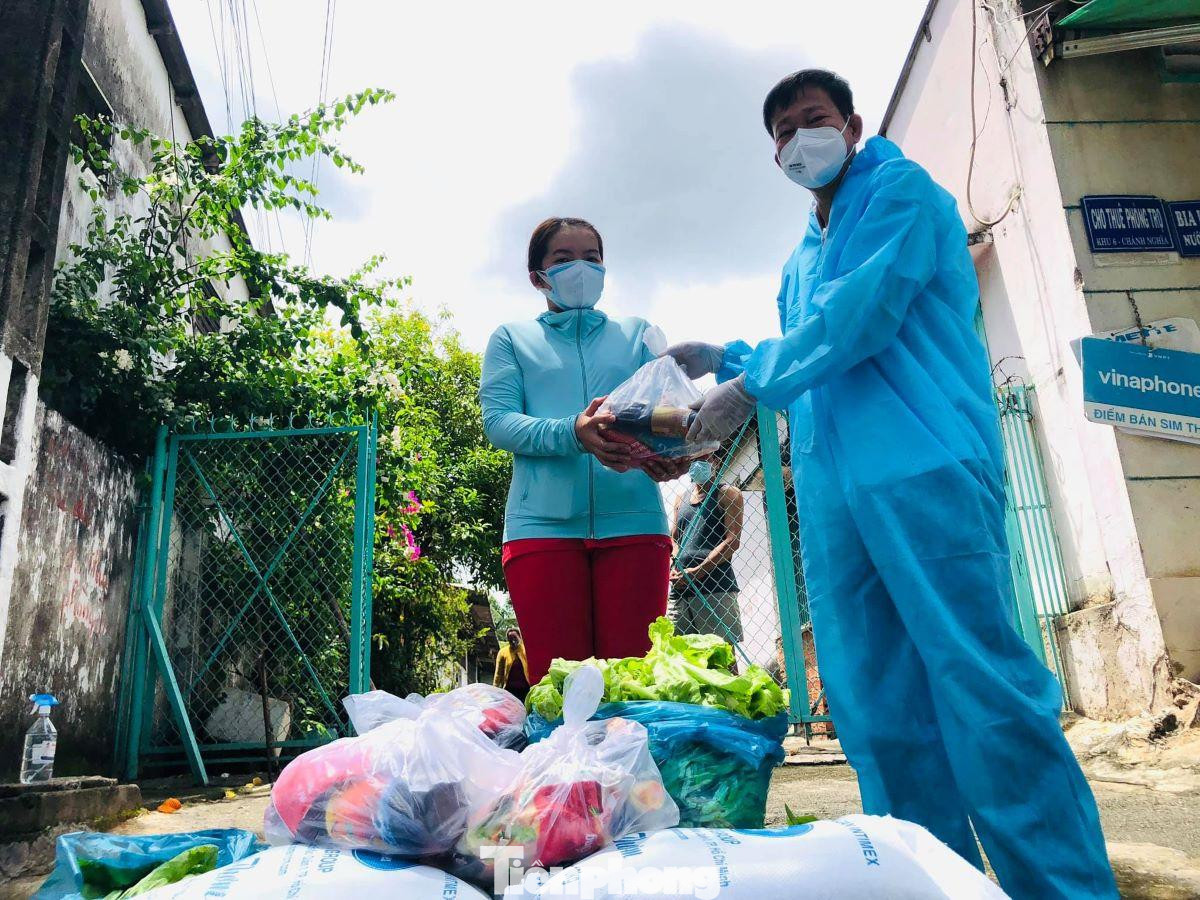 Người dân được mang lương thực đến tận nhà Người dân được mang lương thực đến tận nhà