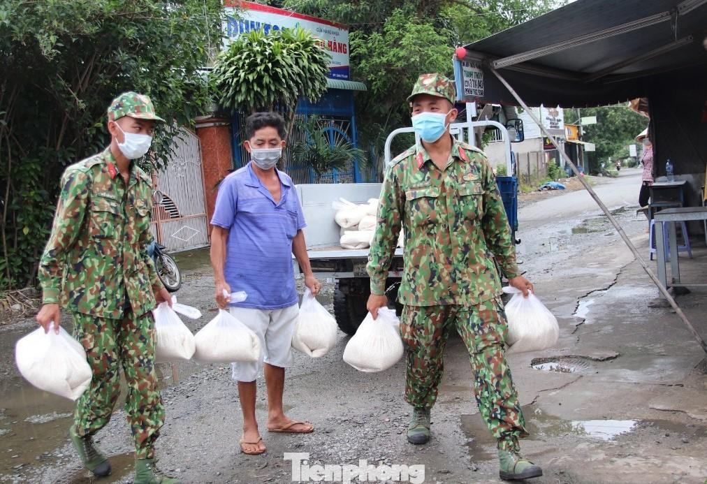 Các chiến sĩ được chi viện sẽ làm công tác đảm bảo an ninh, sức khỏe và phát lương thực cho người dân Các chiến sĩ được chi viện sẽ làm công tác đảm bảo an ninh, sức khỏe và phát lương thực cho người dân