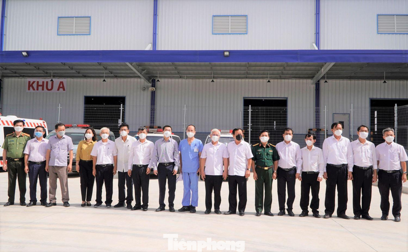 Các đại biểu và ban điều hành khu điều trị bệnh nhân COVID-19 Thới Hòa chụp ảnh lưu niệm Các đại biểu và ban điều hành khu điều trị bệnh nhân COVID-19 Thới Hòa chụp ảnh lưu niệm