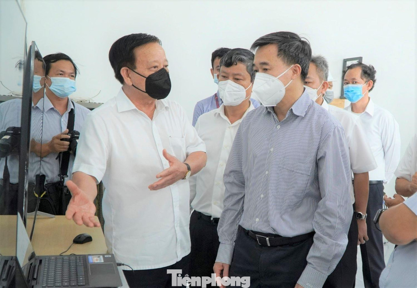 Ông Nguyễn Văn Hùng, Chủ tịch HĐQT Tổng Công ty Becamex IDC (bìa trái) báo cáo với lãnh đạo Bộ Y tế và lãnh đạo tỉnh Bình Dương về hoạt động của khu điều trị COVID-19 Thới Hòa Ông Nguyễn Văn Hùng, Chủ tịch HĐQT Tổng Công ty Becamex IDC (bìa trái) báo cáo với lãnh đạo Bộ Y tế và lãnh đạo tỉnh Bình Dương về hoạt động của khu điều trị COVID-19 Thới Hòa