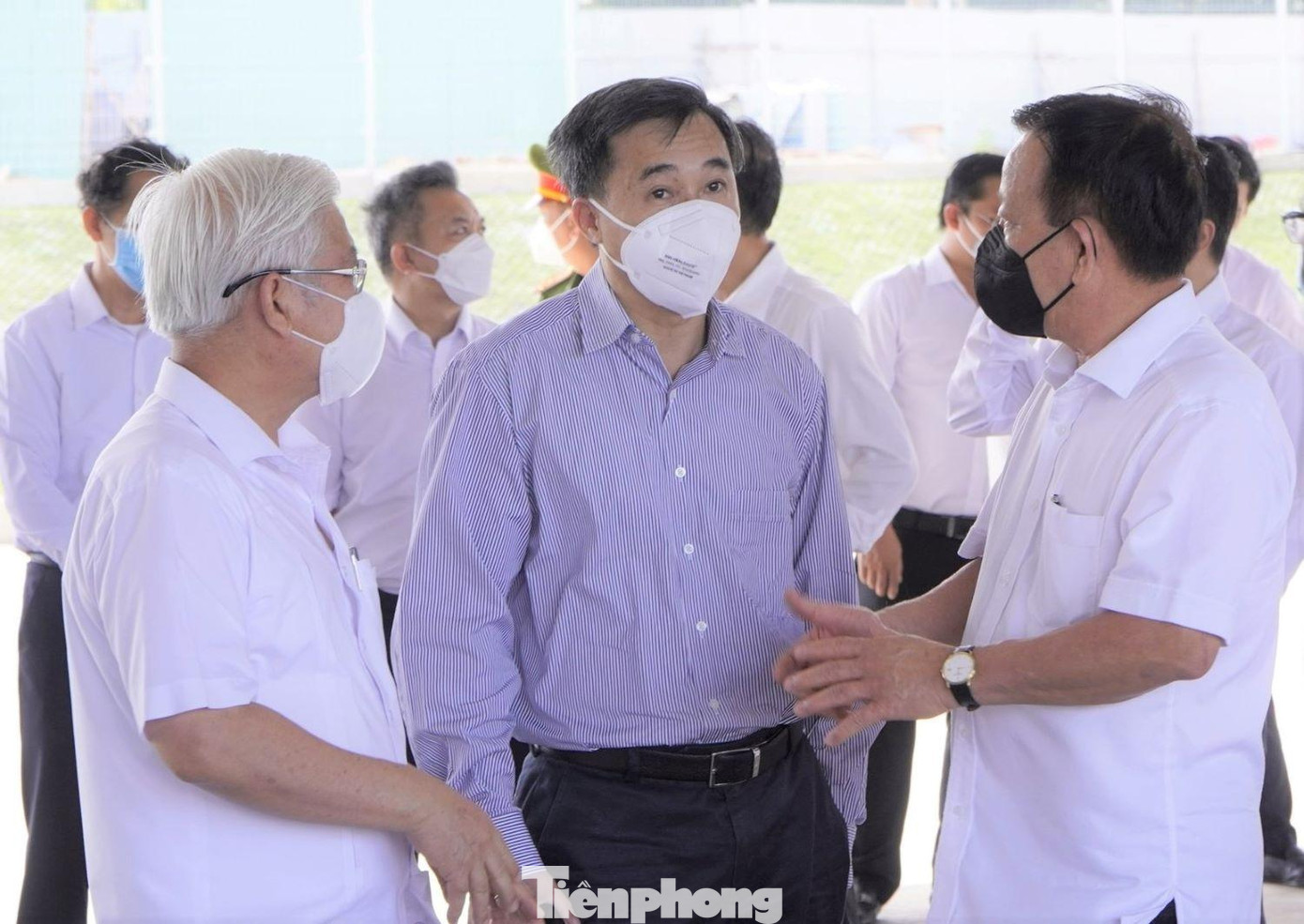 Thứ trưởng Bộ Y tế Trần Văn Thuấn (giữa) tại lễ công bố khu điều trị bệnh nhân COVID-19 Thới Hòa đưa vào hoạt động Thứ trưởng Bộ Y tế Trần Văn Thuấn (giữa) tại lễ công bố khu điều trị bệnh nhân COVID-19 Thới Hòa đưa vào hoạt động