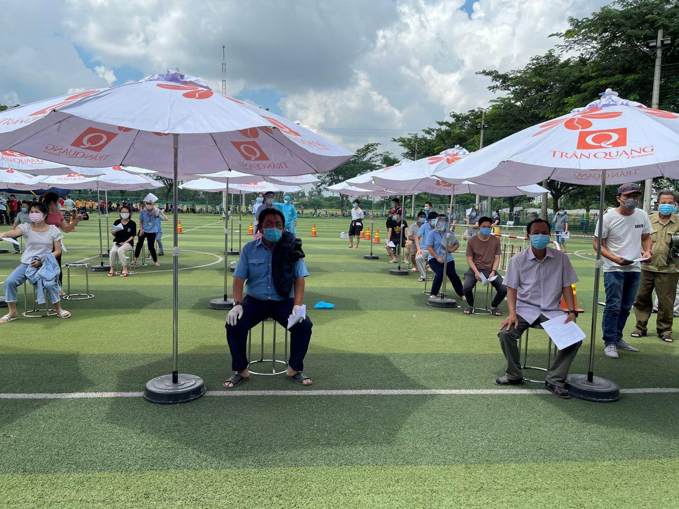 Người lao động trong doanh nghiệp "3 tại chỗ" ở Bình Dương xếp hàng tiêm vắc xin