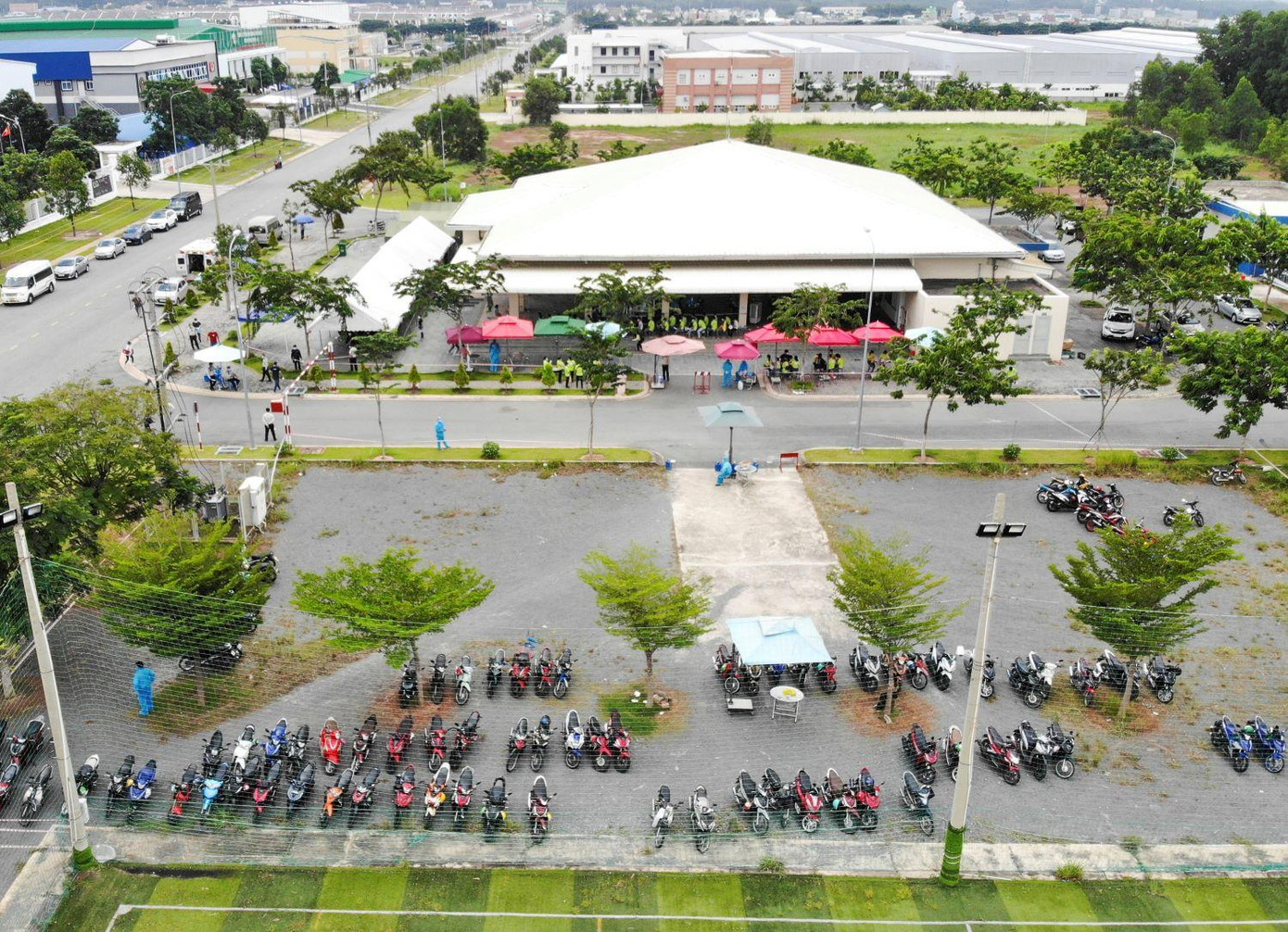 Khu vực tổ chức tiêm vắc xin cho công nhân trong KCN VSIP nhìn từ trên cao