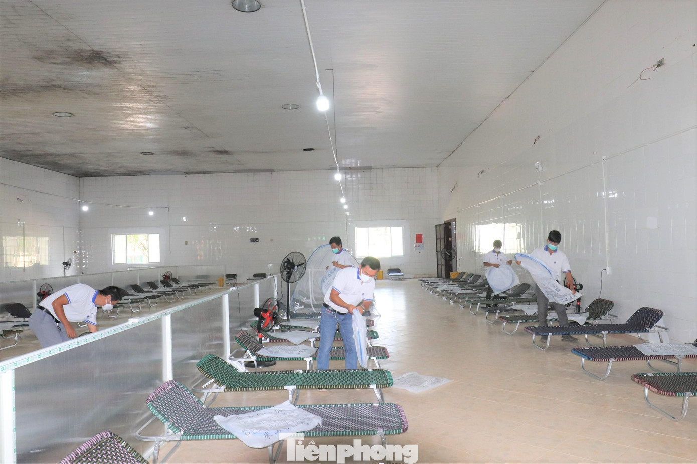 Các giường được trang bị màn riêng Các giường được trang bị màn riêng