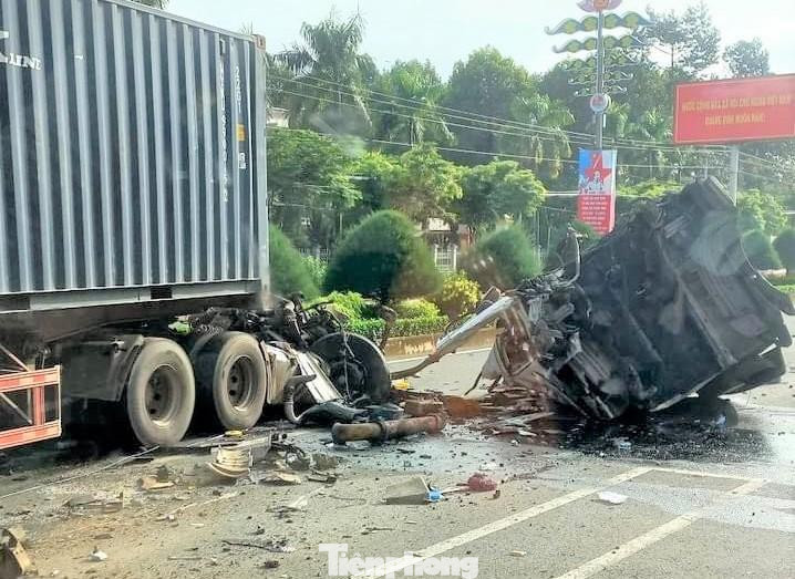 Cú tông mạnh khiến đầu xe container bị vỡ nát, hư hỏng nặng. Trên xe container có 3 người bị kẹt trong cabin, trong đó 1 phụ nữ bị gãy tay. Các nạn nhân được người dân giải cứu, sau đó đưa người bị thương đi bệnh viện. Cú tông mạnh khiến đầu xe container bị vỡ nát, hư hỏng nặng. Trên xe container có 3 người bị kẹt trong cabin, trong đó 1 phụ nữ bị gãy tay. Các nạn nhân được người dân giải cứu, sau đó đưa người bị thương đi bệnh viện.