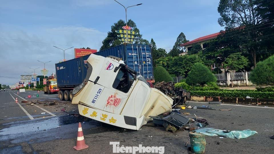 Trước đó, sáng cùng ngày trên Quốc lộ 14 đoạn thuộc phường Tân Bình, TP Đồng Xoài, tỉnh Bình Phước xảy ra một vụ tai nạn giao thông giữa xe container và xe bơm bê tông.