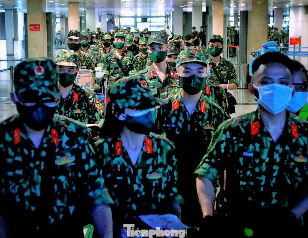 Cán bộ, chiến sĩ đến hỗ trợ Bình Dương đảm bảo công tác an ninh và giúp đỡ người dân Cán bộ, chiến sĩ đến hỗ trợ Bình Dương đảm bảo công tác an ninh và giúp đỡ người dân