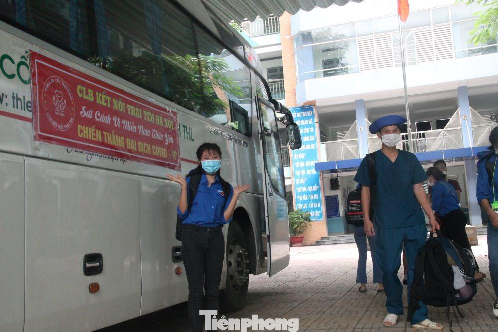 Các tình nguyện viên từ Hà Nội vào Bình Dương bằng xe khách suốt gần 4 ngày