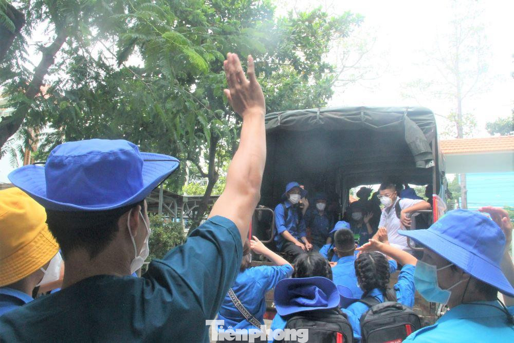 Tình nguyện viên lên đường đến các điểm