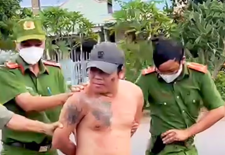 Duy bị khống chế đưa về trụ sở công an Duy bị khống chế đưa về trụ sở công an