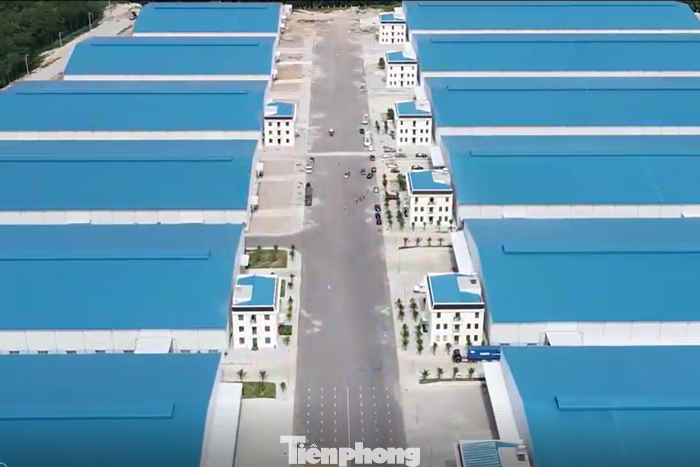 Khu nhà xưởng bố trí Bệnh viện Dã chiến số 4 ở Bình Dương nhìn từ trên cao Khu nhà xưởng bố trí Bệnh viện Dã chiến số 4 ở Bình Dương nhìn từ trên cao