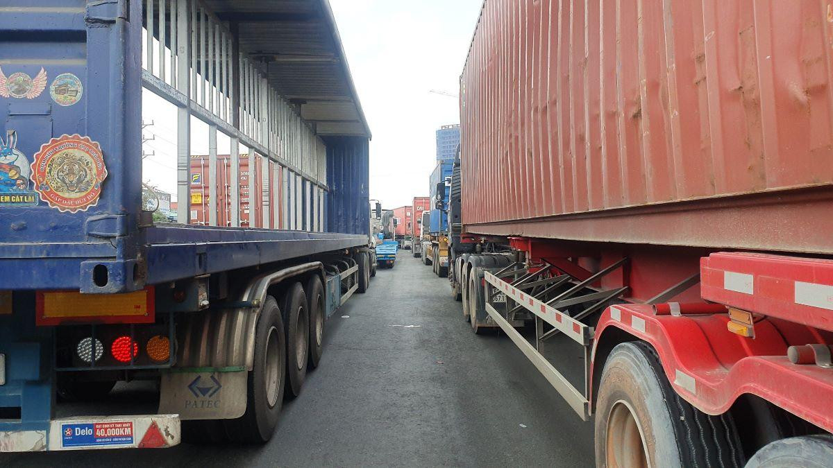 Lực lượng chức năng tìm mọi cách hướng dẫn các phương tiện di chuyển theo lan hợp lý nhưng không thể giải quyết tình trạng kẹt. Nguyên nhân do các chốt kiểm dịch phải kiểm tra giấy tờ đi đường. Lực lượng chức năng tìm mọi cách hướng dẫn các phương tiện di chuyển theo lan hợp lý nhưng không thể giải quyết tình trạng kẹt. Nguyên nhân do các chốt kiểm dịch phải kiểm tra giấy tờ đi đường.