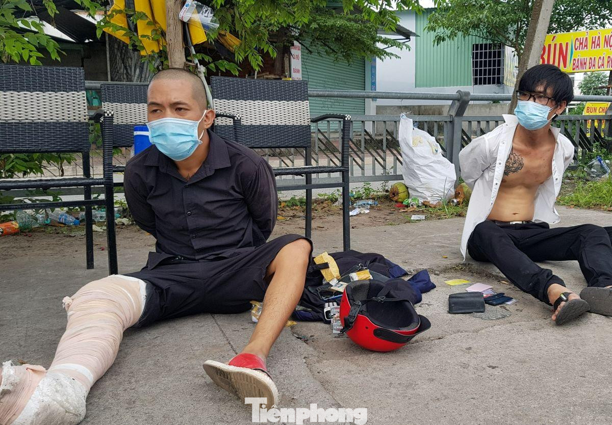 Hai đối tượng đang tạm giữ tại chốt kiểm dịch Hai đối tượng đang tạm giữ tại chốt kiểm dịch