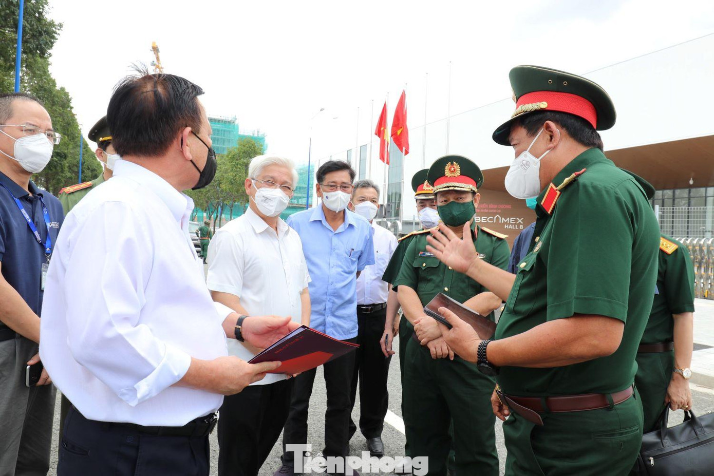 Thứ trưởng Bộ Quốc phòng Võ Minh Lương đến thăm, động viên lực lượng phòng, chống dịch tại bệnh viện dã chiến số 1 Bình Dương Thứ trưởng Bộ Quốc phòng Võ Minh Lương đến thăm, động viên lực lượng phòng, chống dịch tại bệnh viện dã chiến số 1 Bình Dương