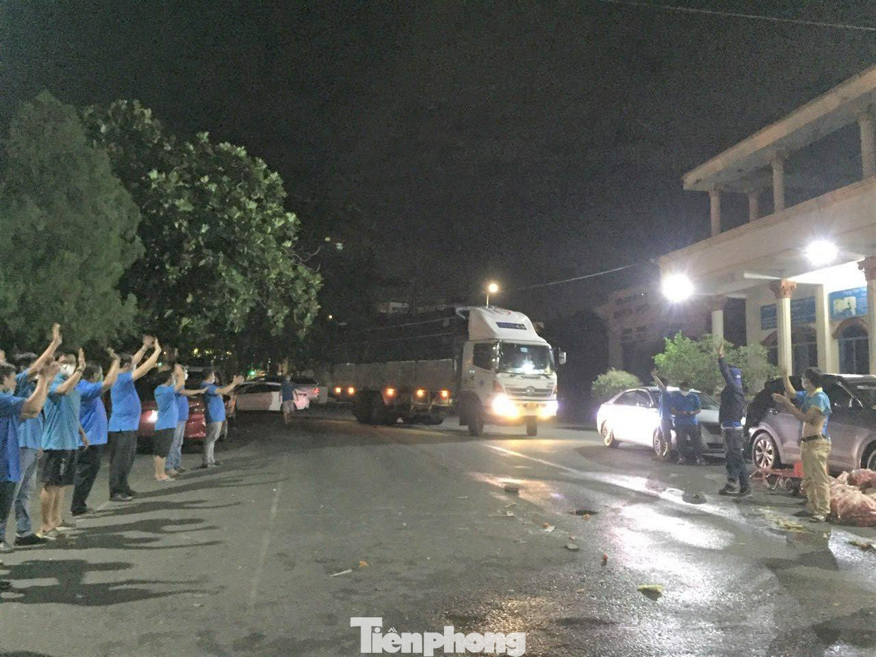 Những chuyến hàng cập bến trong đêm, lực lượng chờ sẵn để bốc xếp