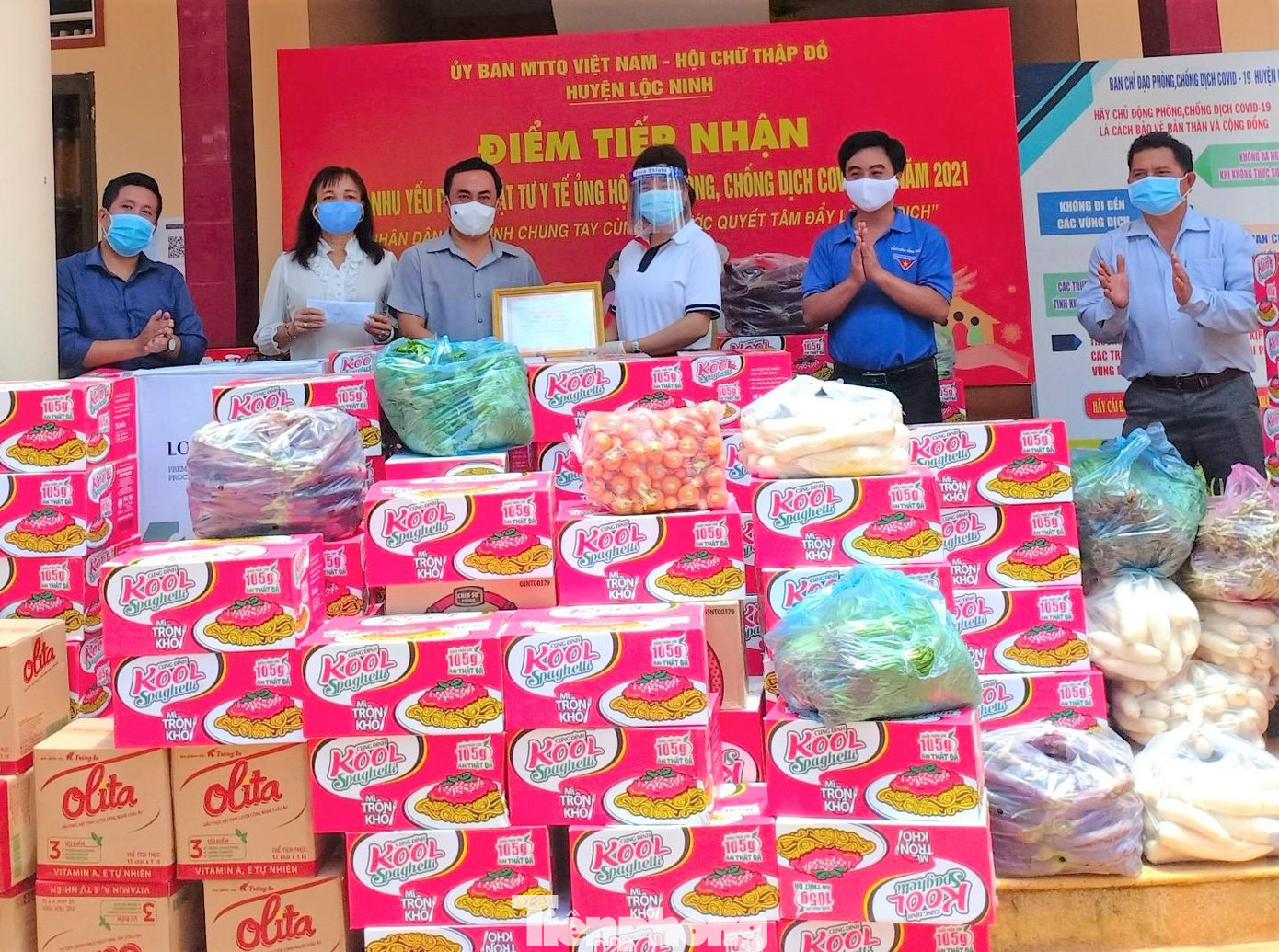 Nhiều tấn hàng hóa được chuyển đến các khu vực phong tỏa