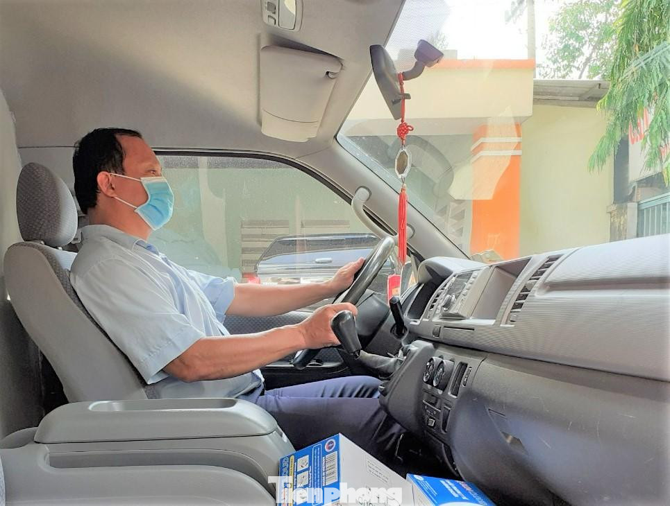 Bác sĩ Trí cho biết, ngoài công tác chuyên môn còn tham gia lái xe cứu thương vận chuyển bệnh nhân và thiết bị y tế