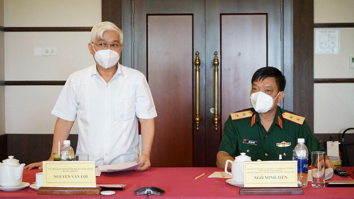 Trung tướng Ngô Minh Tiến (bìa phải) tại buổi làm việc với lãnh đạo Bình Dương