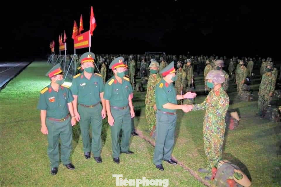 Quân đoàn 4 tổ chức lễ xuất quân trong đêm để kịp hỗ trợ địa phương