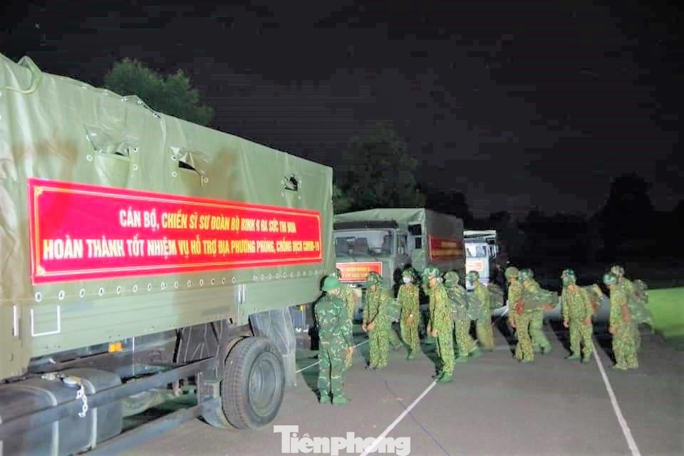 Các chiến sĩ lên đường làm nhiệm vụ trong đêm