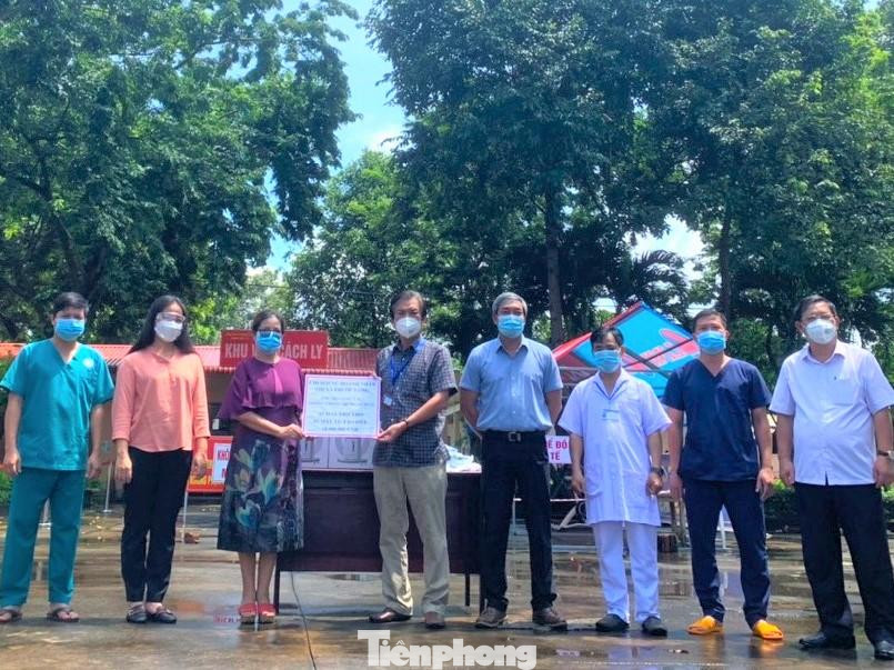 Hội nữ doanh nhân và Tỉnh đoàn Bình Phước đến hỗ trợ lực lượng tuyến đầu phòng chống dịch