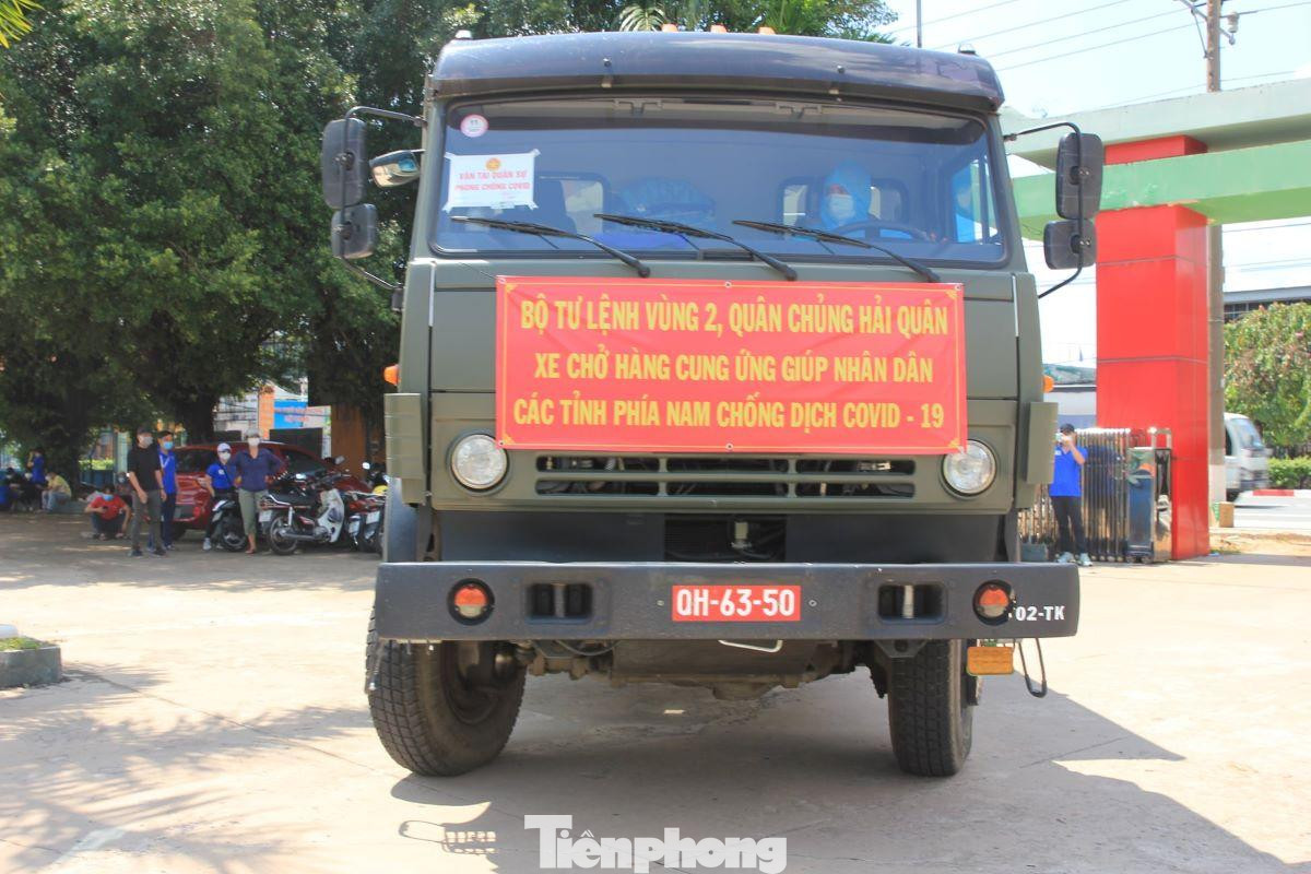 Xe quân đội cung cấp lương thực, thực phẩm phát cho người dân Xe quân đội cung cấp lương thực, thực phẩm phát cho người dân