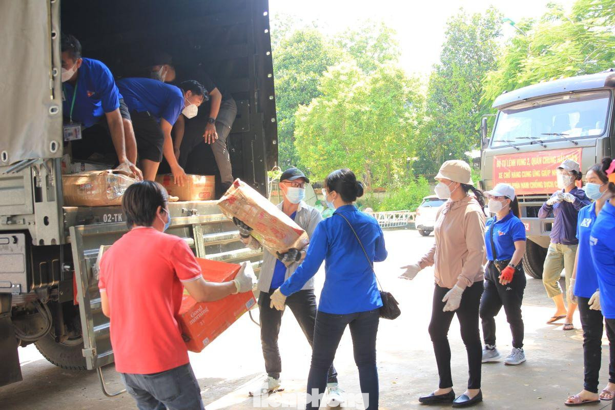 Lực lượng đoàn viên thanh niên hỗ trợ sắp xếp lương thực chia thành từng gói để phát cho người dân Lực lượng đoàn viên thanh niên hỗ trợ sắp xếp lương thực chia thành từng gói để phát cho người dân